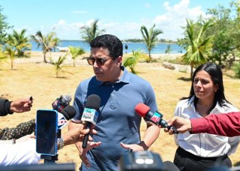 Ministro David Collado supervisa intervención en playa El Faro de SPM