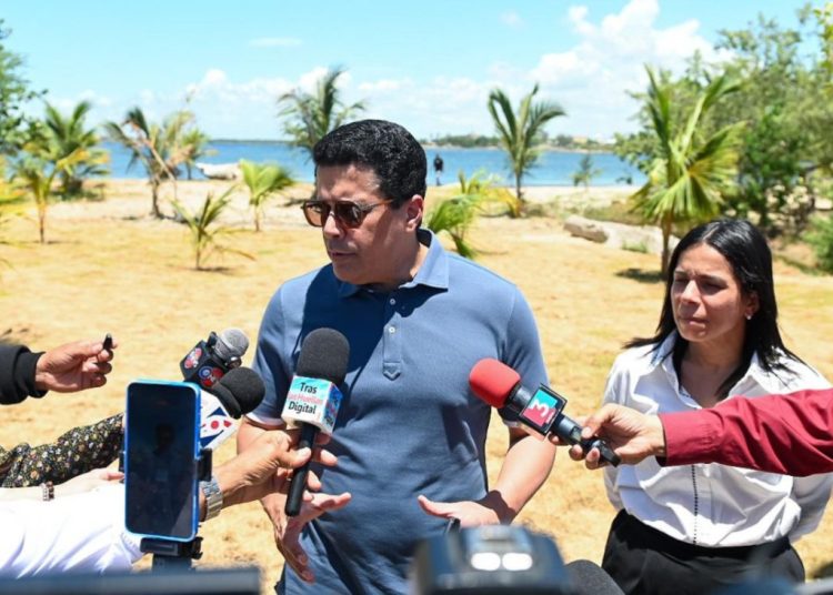 Ministro David Collado supervisa intervención en playa El Faro de SPM