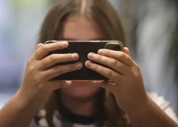 Francia aprueba la prohibición de redes sociales para menores de 15 años, pionera en Europa