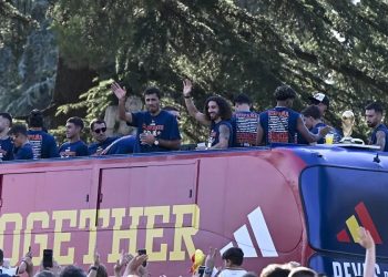 Miles de aficionados acompañan a España en la celebración de su segundo Mundial