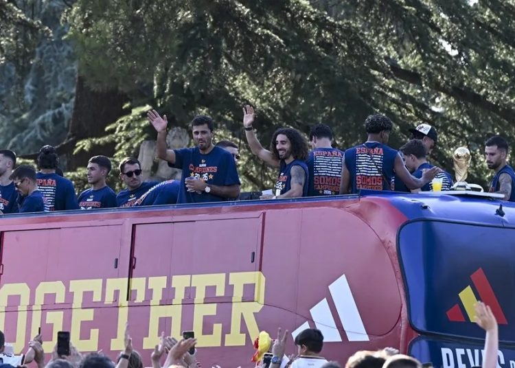 Miles de aficionados acompañan a España en la celebración de su segundo Mundial
