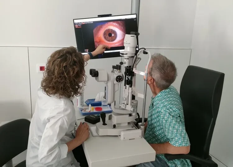 La miopía magna va más allá de usar lentes: estos son sus principales riesgos