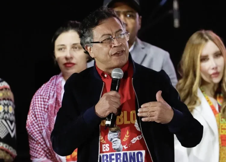 Gustavo Petro insinúa que regresará al afirmar que su despedida como presidente de Colombia es “transitoria”