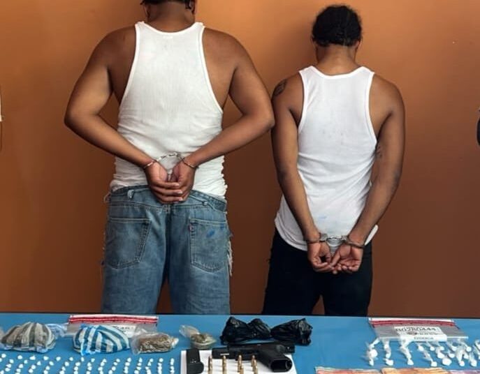 DNCD arresta a dos presuntos microtraficantes y ocupa drogas y armas en San Cristóbal