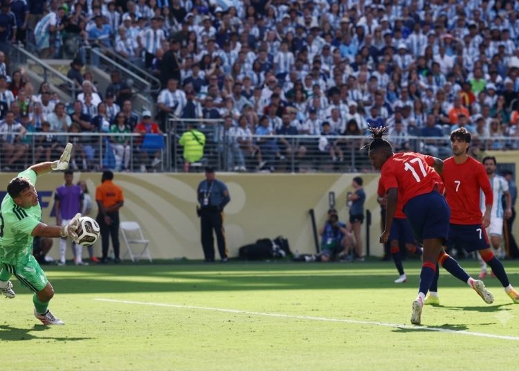 Argentina afronta la prórroga con diez jugadores tras una expulsión en la final del Mundial