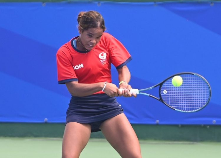 Julianny De la Cruz avanza a segunda ronda en tenis