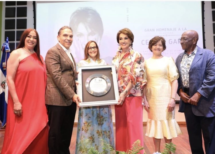 Cecilia García recibe homenaje en Baní por más de cinco décadas de trayectoria artística