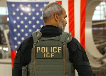 Agentes migratorios buscaron en Google negocios cercanos para hacer redadas en EE.UU., según una demanda