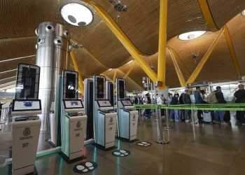Aerolíneas europeas piden poder suspender el sistema de controles fronterizos este verano