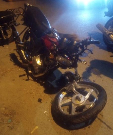 Dos hombres mueren en accidente entre motocicleta y automóvil en Azua