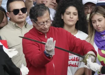 Petro entregará la espada de Simón Bolívar y la sotana del cura Camilo Torres a dos museos