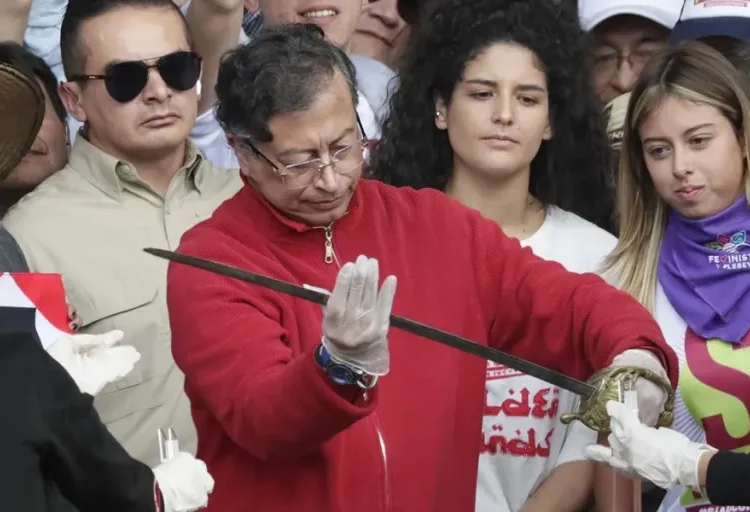 Petro entregará la espada de Simón Bolívar y la sotana del cura Camilo Torres a dos museos