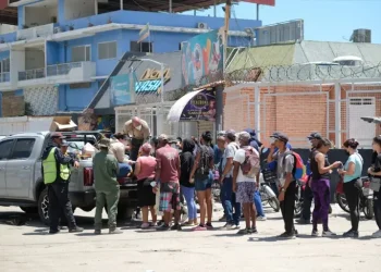 Siguen enviando ayuda a Venezuela, donde se afanan entre los escombros hasta los mineros