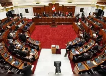 Congreso de Perú promulga ley que excluye a policías y militares de la justicia común