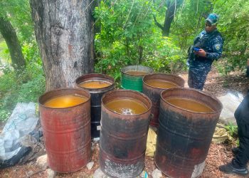 Desmantelan en Azua fábrica clandestina con más de 25 mil litros de alcohol adulterado