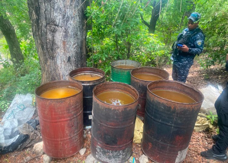 Desmantelan en Azua fábrica clandestina con más de 25 mil litros de alcohol adulterado