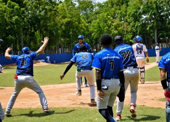 Reales y Granjeros dominan la Liga Nacional de Béisbol de Verano tras dos semanas de acción