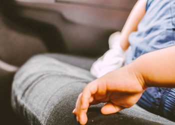 Tragedia en Florida: niño es hallado sin vida dentro de un vehículo frente a una escuela