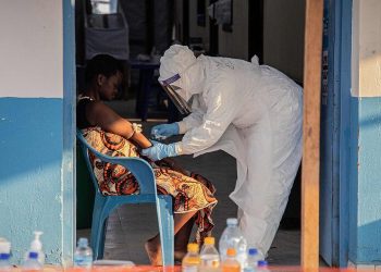 OMS: la falta de fondos y el conflicto en la RD del Congo dificultan la respuesta al ébola