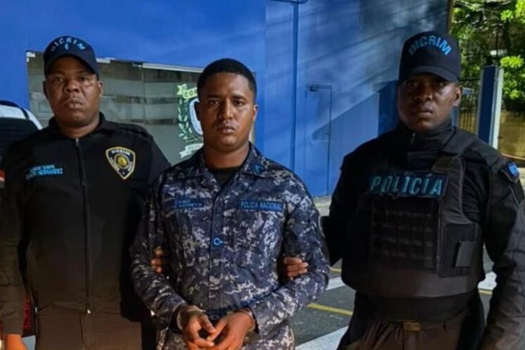 PN entrega a la justicia al agente involucrado en la muerte de joven en sector de Herrera