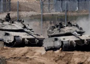 Policía israelí lanza granada aturdidora dentro de un coche de palestinos y bloquea puerta