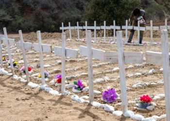 Más de 150 cuerpos sin identificar son sepultados tras los devastadores terremotos en Venezuela