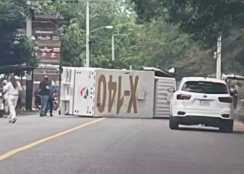 Vuelca camión de transporte de valores en Jarabacoa; reportan personas atrapadas