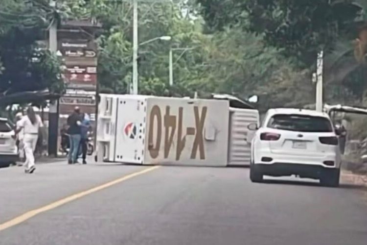 Vuelca camión de transporte de valores en Jarabacoa; reportan personas atrapadas
