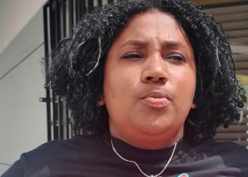 Mujer denuncia que le retuvieron su pasola tras discusión con una secretaria de la fiscalía