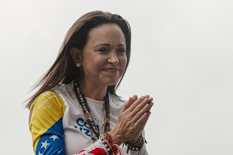 Machado dice que vuelve a Venezuela y pide ayuda a para la «reconstrucción democrática»
