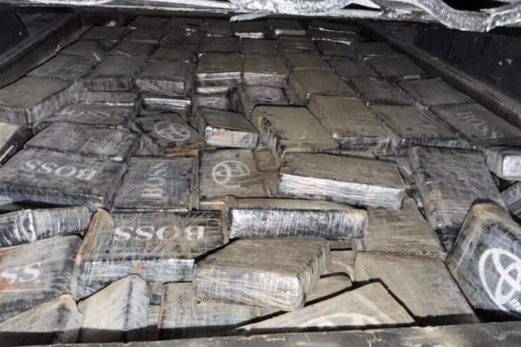DNCD ocupa 237 paquetes de presunta cocaína y arresta a tres hombres en operativo en Santo Domingo
