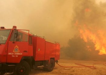 Dos bomberos mueren en un incendio forestal en la isla griega de Creta