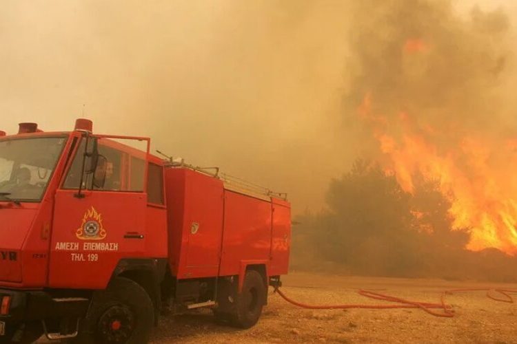 Dos bomberos mueren en un incendio forestal en la isla griega de Creta