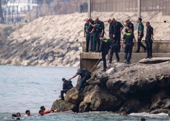 España refuerza seguridad en Ceuta tras ingreso masivo de migrantes desde Marruecos