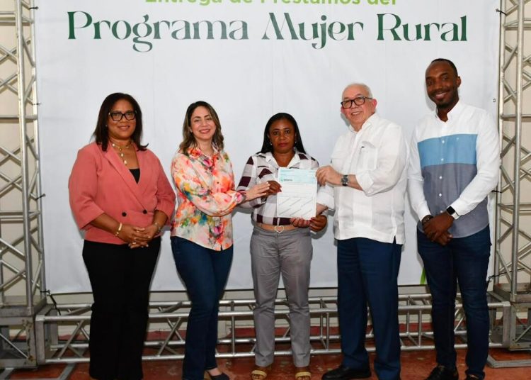 Elevan a RD$250 millones el programa de préstamos para mujeres campesinas