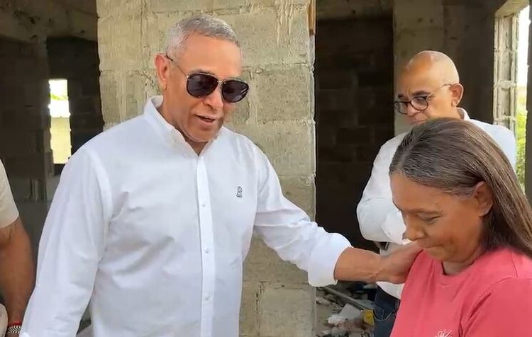 Franklin Romero asume construcción de vivienda para madre de medallista de oro en Juegos Centroamericanos