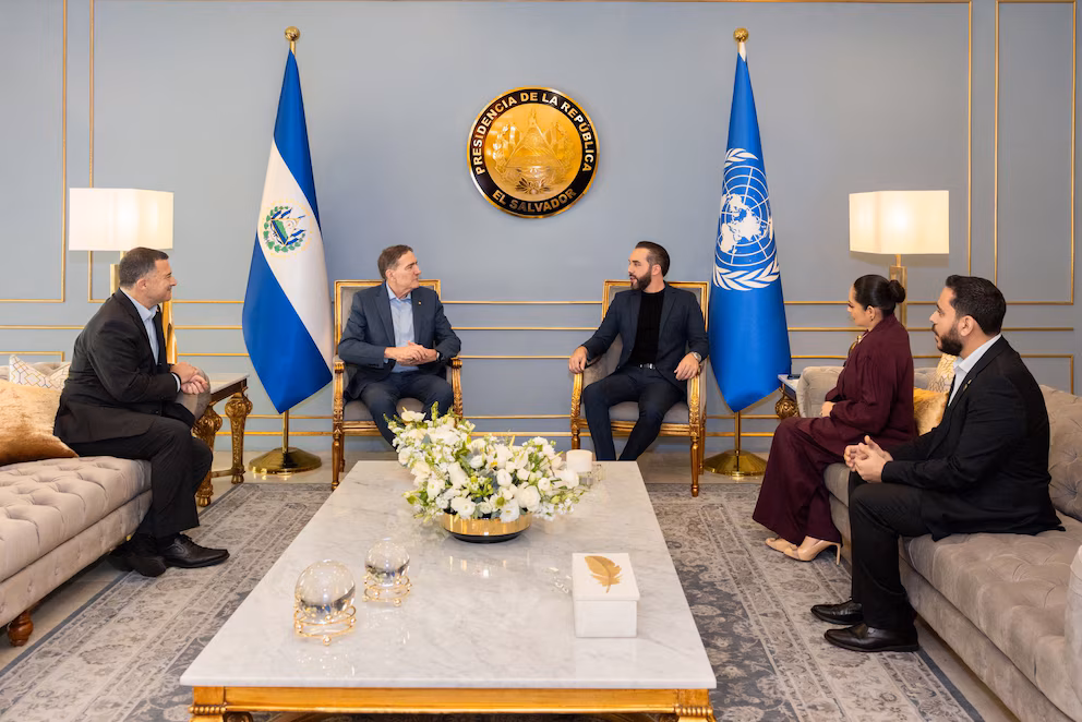 Bukele recibe reconocimiento tras eliminación del tracoma como problema de salud pública en El Salvador