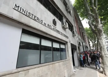 Uruguay dialoga con Estados Unidos para recibir a personas deportadas