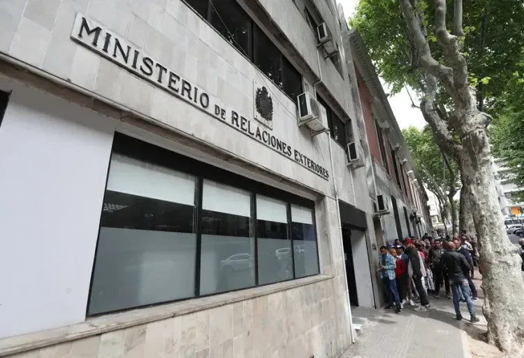 Uruguay dialoga con Estados Unidos para recibir a personas deportadas