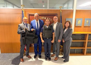 Cónsul dominicano en Nueva York gestiona entrega de 849 chalecos antibalas
