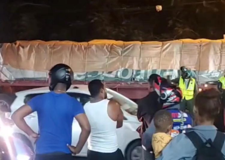 Joven motociclista muere aplastado tras chocar con una patana en Santiago