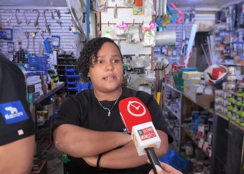 Apagones prolongados mantienen en crisis a comerciantes de Boca Chica