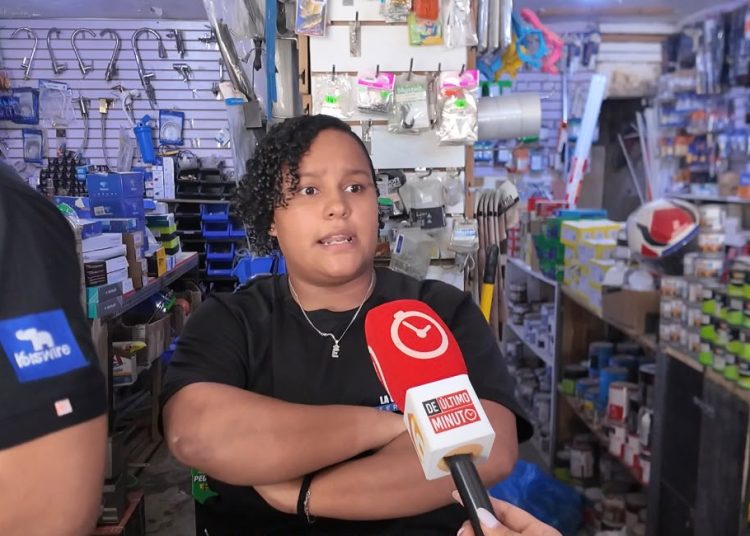 Apagones prolongados mantienen en crisis a comerciantes de Boca Chica