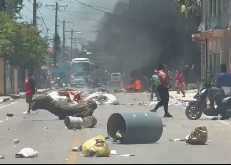 Autoridades guardan silencio mientras continúan las protestas por falta de agua en Las Galeras