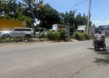 Camión de arena deja a un motorista gravemente herido en Quita Sueño, Haina