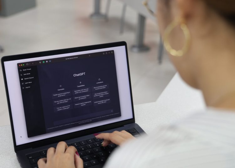 Universitarios con mayor dependencia a la IA muestran más procrastinación, revela un estudio de PUCMM