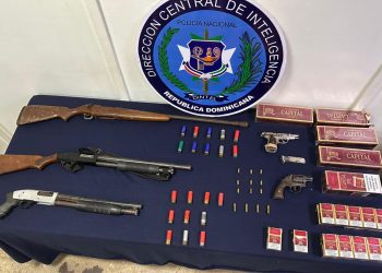 Autoridades incautan cinco armas de fuego y cigarrillos de presunto contrabando en Santiago