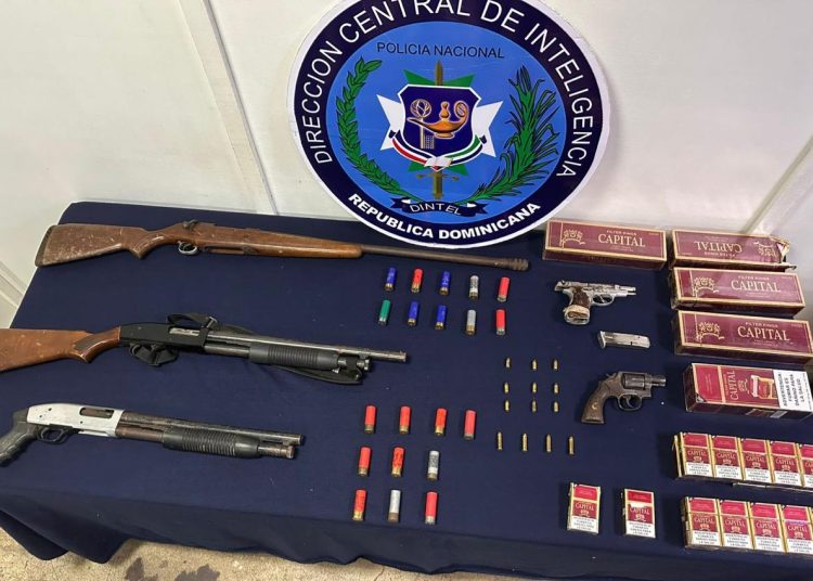 Autoridades incautan cinco armas de fuego y cigarrillos de presunto contrabando en Santiago