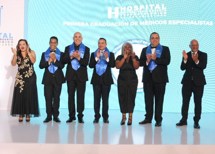 Ney Arias Lora gradúa nueva promoción de especialistas y subespecialistas en cinco áreas de la medicina