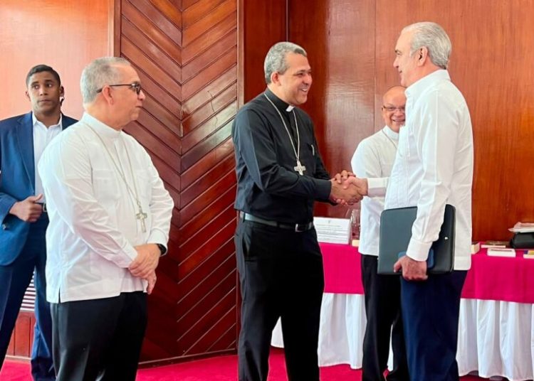 Abinader sostiene encuentro con obispos durante asamblea del Episcopado Dominicano